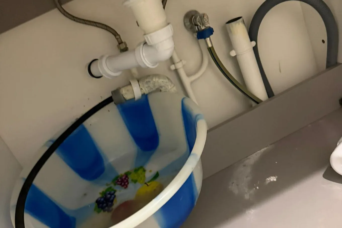 Plombier reprenant un raccord sur une canalisation ancienne à Montreuil